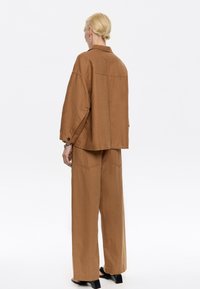 Bimba Y Lola BARREL  - Pantaloni - marron claro