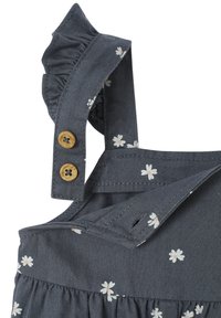 Graues Baumwollkleid mit Blumenmuster, Rüschen-Trägern, Holzknöpfen und einem gerafften Rock. Mit kleinen weißen und rosa Gänseblümchenmustern.