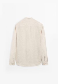 Heller beiger Langarmshirt mit Kragen, aus strukturiertem Stoff, mit Knopfmanschetten und geradem Saum. Die Rückansicht zeigt glatte Nähte.