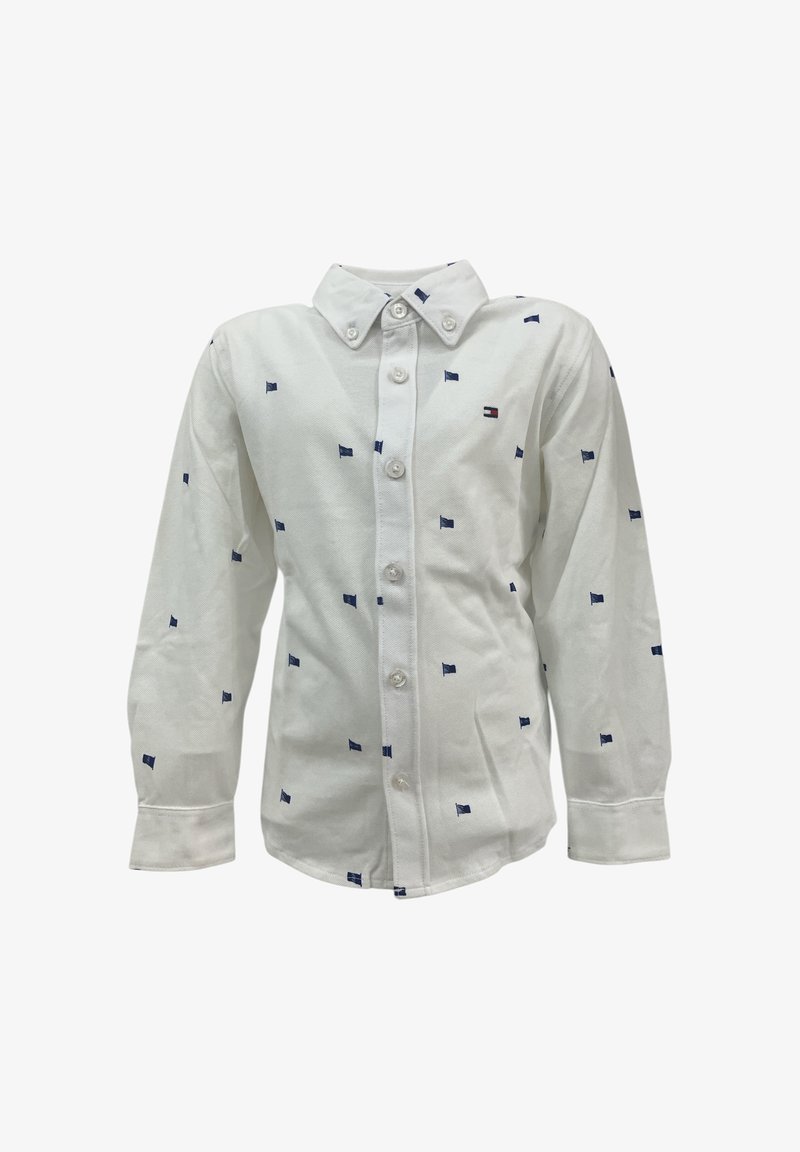 Camicia bianca a maniche lunghe con piccoli motivi a bandiera blu, chiusura frontale con bottoni e colletto a punta. Realizzata in tessuto di cotone con una texture liscia.