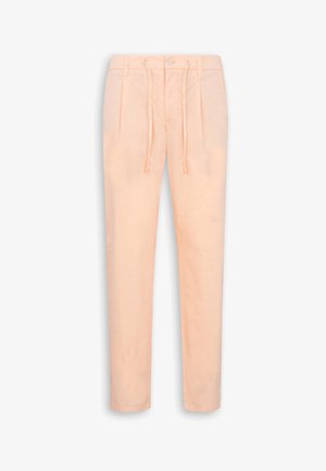 Jasnopomarańczowe casualowe spodnie z przodu z zakładkami, zapinane na guzik i ze ściągaczem w pasie, ułożone płasko na białym tle.