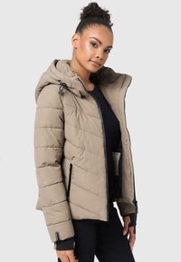 Pufferjack in lichtbeige met rits- en knoopsluiting, capuchon, diagonale stiksels en zijzakken. Geribbelde manchetten en logo-details.
