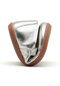 Stivale a suola morbida di colore argento, caratterizzato da una forma arrotondata, una superficie metallica lucida e un fondo in gomma marrone con una fascia in Velcro.