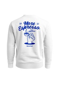 Weißer Pullover mit blauer Schrift: "Mehr Espresso, weniger Depresso" und einer Grafik mit einer Hand, die eine Kaffeetasse hält. Markenname: Neverless.