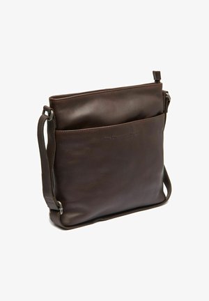 Sac à épaule en cuir brun foncé avec une bandoulière réglable et une poche avant, estampillé du nom de la marque.