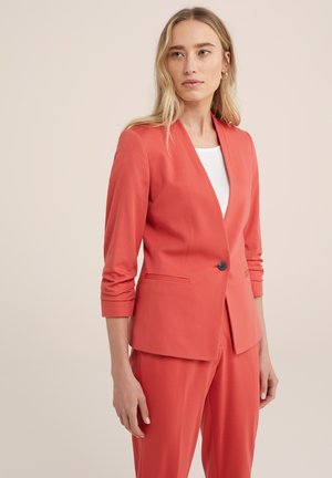 Korálový přizpůsobený blazer s dlouhými rukávy, zapínáním na jeden knoflík a dvěma předními kapsami, vyrobený z hladkého materiálu s pevným střihem.