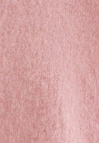 Rosa Filzstoff mit einer weichen, strukturierten Oberfläche. Das Material wirkt flauschig und hat eine einheitliche Oberfläche, die eine helle, pastellfarbene Tönung zeigt.