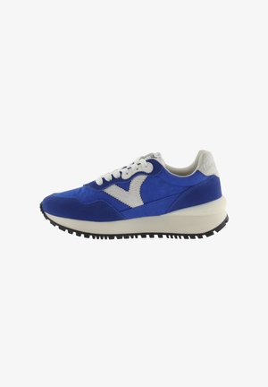 Blå ruskinds-sneakers med hvide detaljer, tekstureret udsmykning, snørebåndslukning og en tyk sort gummisål, der har et retro sportsligt design.