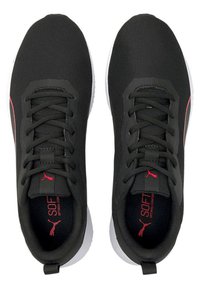 Zapatillas deportivas negras con parte superior de malla, acentos rojos, cordones de seis ojetes, plantilla acolchada y suela de goma blanca.