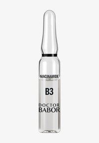 Ampoule en verre transparent avec un sommet effilé, contenant un sérum transparent. Un texte noir indique "B3" et "DOCTOR BABOR" sur le corps.