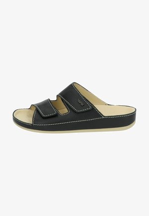 Schwarze Riemensandale aus strukturiertem Leder, ausgestattet mit zwei verstellbaren Klettverschlussriemen, einer gepolsterten Innensohle und einer cremefarbenen Außensohle.