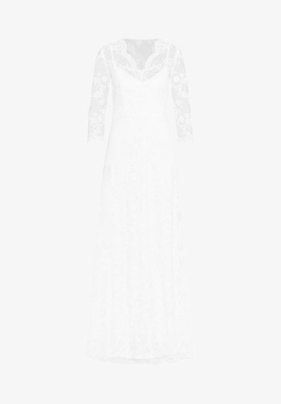 Robe de mariée en dentelle blanche avec des manches longues, un décolleté en V et une longueur au sol. Présente des motifs floraux et un corsage en dentelle transparente.