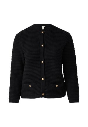 Schwarzer Strickcardigan mit rundem Ausschnitt, der vorne sechs goldene Knöpfe und zwei Vordertaschen mit goldenen Akzenten aufweist.