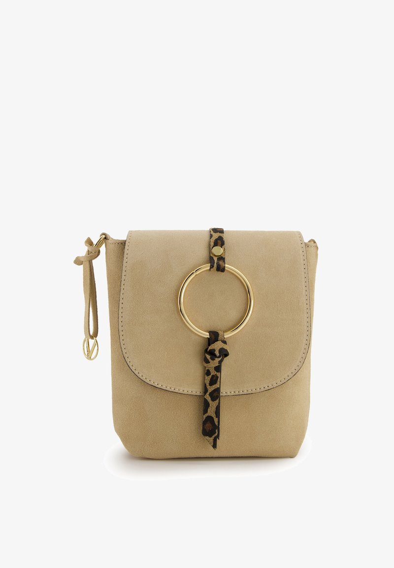 Beige suede taske med en guldfarvet cirkulær detalje og en leopardmønstret remlukning. Har en topklap og en sidekvast. Kompakt design.