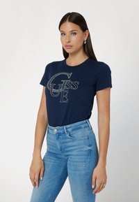 Guess STUDDED - T-shirt con stampa - blau