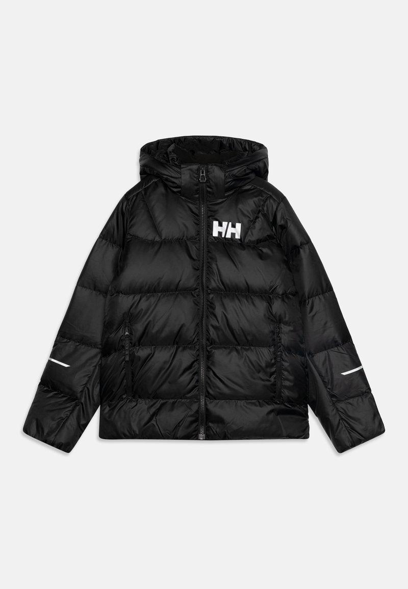 Chaqueta de abrigo negra con capucha, diseño acolchado horizontal, logo blanco en el pecho izquierdo y detalles reflectantes en las mangas. Cierre de cremallera y bolsillos.