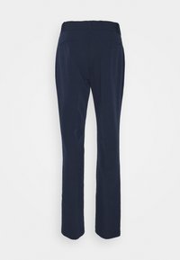 Granatowe dopasowane spodnie o gładkiej fakturze, proste nogawki i średni stan w pasie. Posiadają dwie tylne kieszenie i brak widocznych guzików.