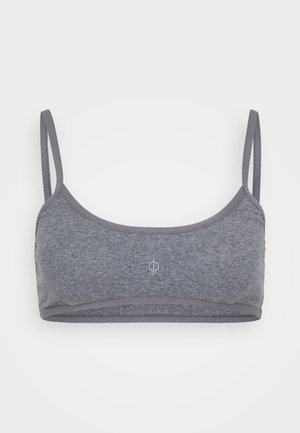 Grå sports-BH lavet af blødt, tekstureret stof. Har tynde, justerbare stropper og et lille logo i midten. Simpelt design, ingen polstring.