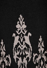 Zwart textiel met een ingewikkeld lichtbeige damastpatroon met bloemmotieven, een gladde textuur en symmetrische designelementen.