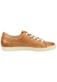Lette sneakers i brunt med hvite snørebånd, rund tå og teksturert søm. Gummisåle med en subtil logo detalj på hælen.