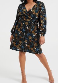Schwarzes Blumenwickelkleid mit langen Ärmeln. Es hat mehrfarbige Blumenmuster, einen V-Ausschnitt und einen Gürtel zum Binden in der Taille. Weicher Stoff.