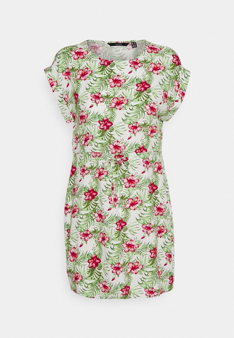 Robe blanche à manches courtes avec un motif de fleurs d'hibiscus rouges et de feuilles tropicales vertes, présentant un col rond et une ceinture à nouer à la taille.