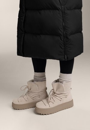 OYSHO Zimní obuv - white