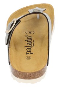Palado-sandaler med en brun korkfotbädd, svart läderrem, silverdetaljer och texturerad ljusbrun innersula. Justerbar spänne ingår.