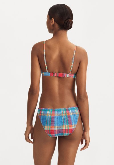 Multikleurig bikini-set met een ruitpatroon. De top heeft dunne verstelbare schouderbandjes en een sluiting aan de achterkant. De broekjes zijn opgehoopt bij de taille.