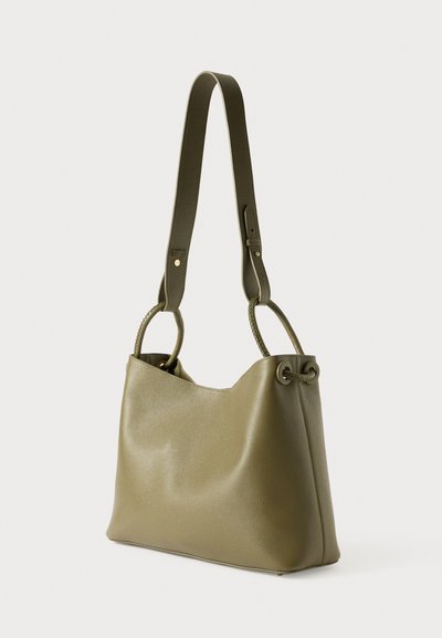 Olivgrüne Ledertasche mit glatter Textur, strukturierter Form, langem verstellbarem Riemen und dekorativer geknoteter Hardware.