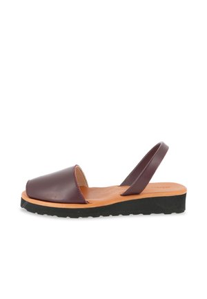 Sandalo marrone in pelle con punta aperta, cinturino posteriore, plantare imbottito color tan e suola in gomma nera con leggera scanalatura.