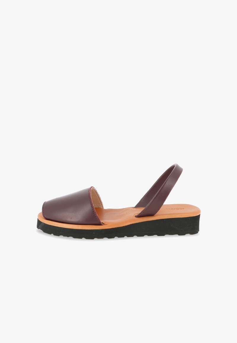 Hnědá kožená sandála s otevřenou špičkou, páskem kolem paty, měkkou světle hnědou stélkou a černou gumovou podrážkou s mírným vzorkem.