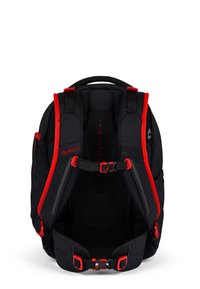 Sac à dos noir avec des accents rouges. Bretelles rembourrées, panneau arrière en mesh et boucles réglables. Comprend une poche latérale et un détail du logo.