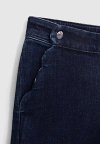 Jeans in denim blu scuro con un design unico delle tasche scallop, chiusura con bottone in metallo e dettagli di cucitura classici.