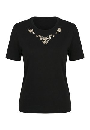 Chemise noire à manches courtes avec un col rond, ornée d'un groupe de petites décorations florales de couleur claire près du col.