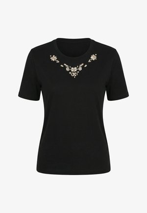 Chemise noire à manches courtes avec un col rond, ornée d'un groupe de petites décorations florales de couleur claire près du col.
