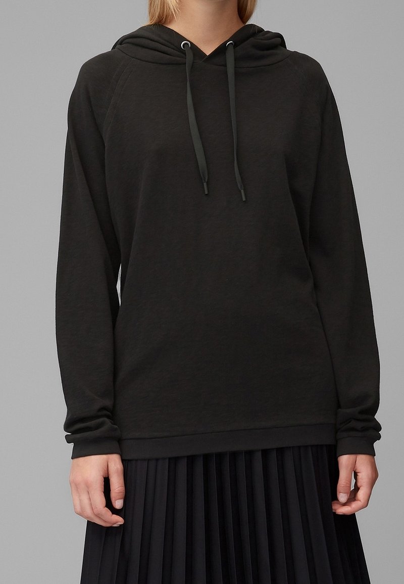 Czarna bluza z kapturem o luźnym kroju, wykonana z miękkiego materiału. Posiada długie rękawy, regulowane sznurki oraz ściągacz u dołu.