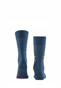 Niebieskie skarpetki wykonane z miękkiego materiału, z beżowymi wzorami w krzyż i czerwonymi akcentami tekstowymi. Żebrowane mankiety na górze.