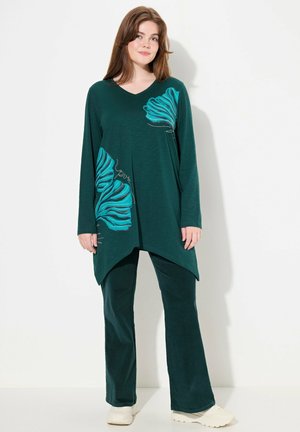 Türkise, langärmlige Tunika mit V-Ausschnitt und asymmetrischem Saum, verziert mit floralen Designs in Türkis; kombiniert mit passenden Hosen. Lässiger Stoff.