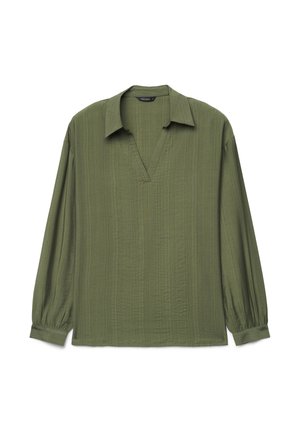 Blusa verde oliva a manica lunga con tessuto strutturato, scollo a V aperto, colletto e polsini con bottoni, stesa su uno sfondo bianco.