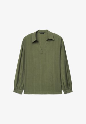 Blusa verde oliva a manica lunga con tessuto strutturato, scollo a V aperto, colletto e polsini con bottoni, stesa su uno sfondo bianco.