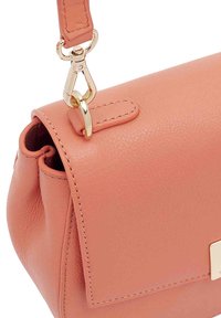 Perzikkleurige leren handtas met een gestructureerde afwerking, voorzien van een gouden sluiting en riembevestiging, rechthoekige vorm en minimalistisch ontwerp.