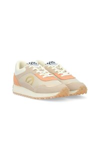 Beige en perzik sneakers met een mesh bovenwerk, getextureerde suède accenten en een beige rubberen zool met kleine nopjes voor grip. Geruite label.