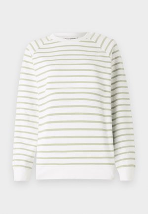 Viegls sporta krekls ar zaļām un baltām horizontālām svītrām, apaļu kakla izgriezumu, garām piedurknēm, ribotām aprocēm un apakšmalu. Izgatavots no mīksta materiāla.