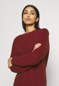 Noisy May NMSIESTA O NECK DRESS - Vestido de malha - rhubarb