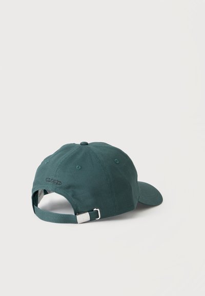 Casquette de baseball réglable vert foncé vue de dos avec une boucle métallique et une sangle en tissu sur un fond blanc uni.