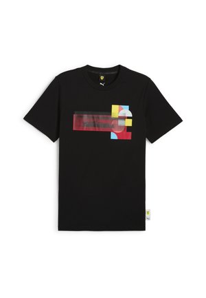 T-shirt in cotone nero con un design grafico geometrico multicolore in rosso, giallo e blu sulla parte anteriore, dotato di un'etichetta logo di lato.