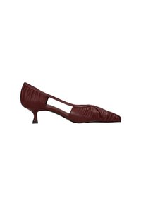 Scarpa in pelle bordeaux con punta appuntita, tacco basso e ritagli laterali; presenta dettagli arricciati lungo la parte superiore.