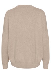 Beżowy, oversize sweter wykonany z miękkiego, fakturowanego materiału. Posiada szeroką okrągłą szyję oraz długie rękawy z prążkowanymi mankietami i dołem.