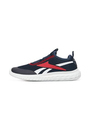 Zapatilla deportiva para hombre con parte superior de malla transpirable en azul marino, detalles en rojo y blanco, diseño sin cordones y suela gruesa de goma blanca.